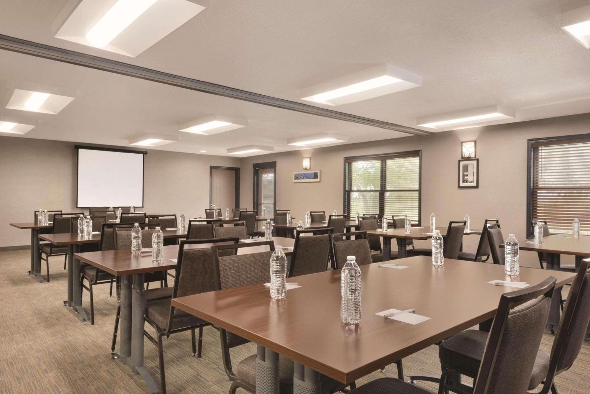 Country Inn & Suites By Radisson, Pella, Ia Ngoại thất bức ảnh